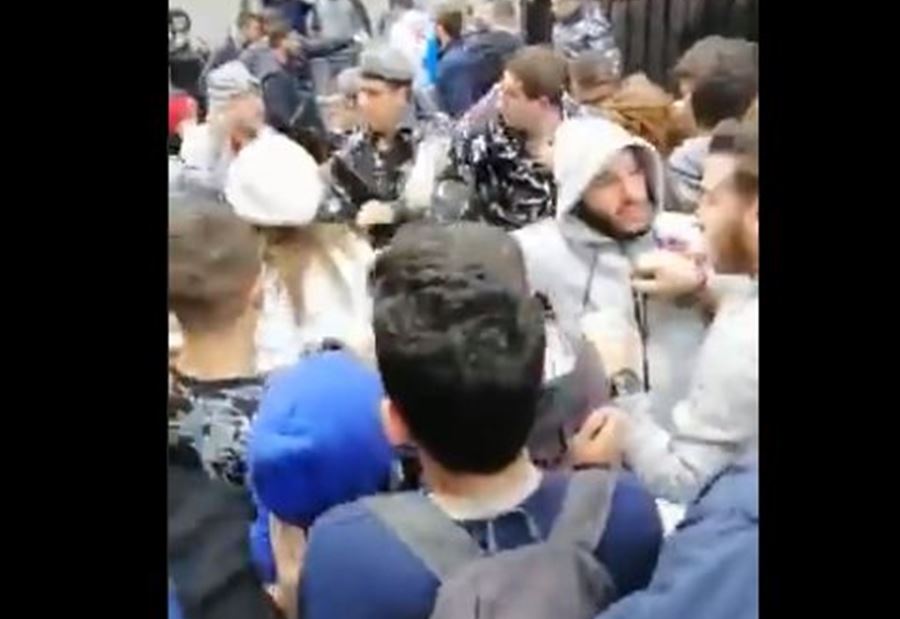 بالفيديو: تدافع بين الطلاب والقوى الأمنية في جونية