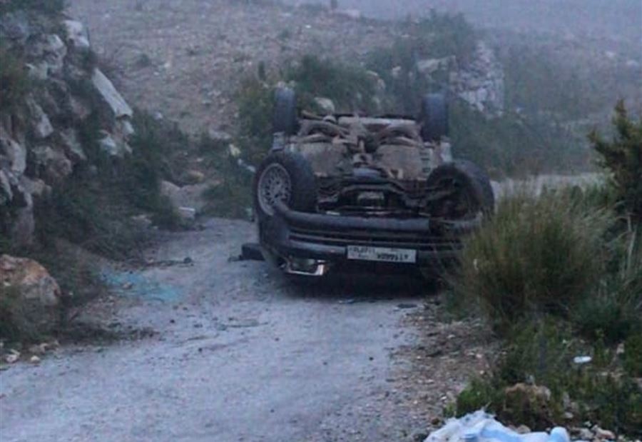 بالصور: إنحراف سيارة وإنقلابها في الضنية