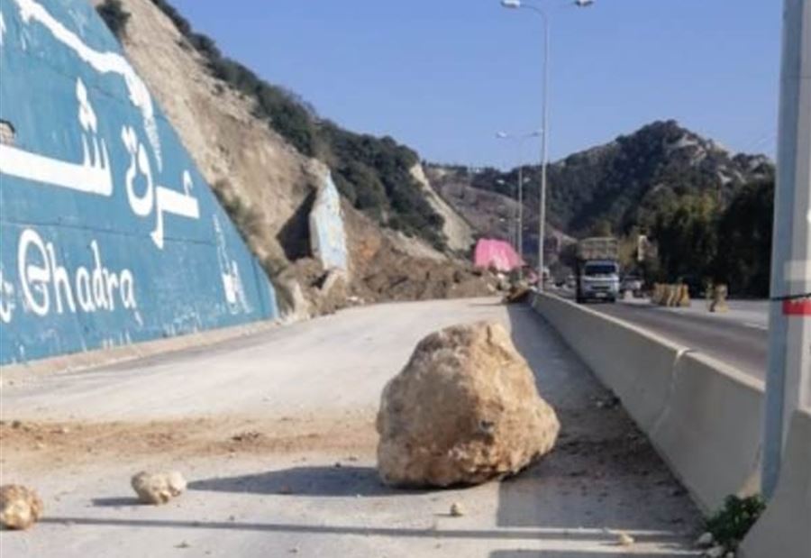بالصورة: صخرة تتدحرج على أوتوستراد شكا البترون