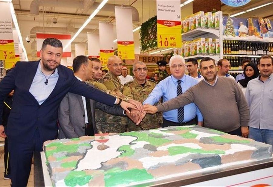 بالصور: العميد قانصو في كارفور احتفالًا بعيد الإستقلال 