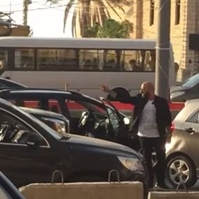 بالفيديو: إشكال بين هشام حداد وموكب أمني على الأتوستراد