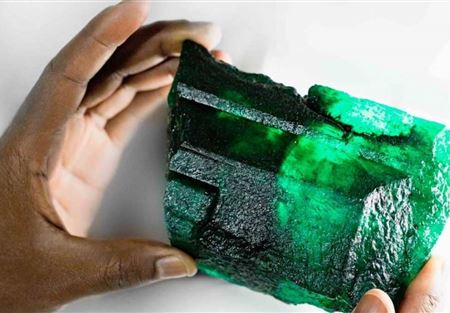 عامل يعثر على "حجر هائل" من الزمرد