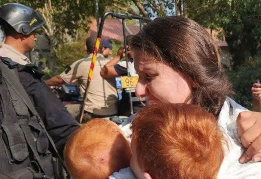 بالفيديو: "حماس" تطلق سراح إسرائيلية وطفلين