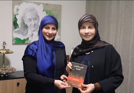 عزالدين تسلمت ديوان الاعلامية وفاء بيضون