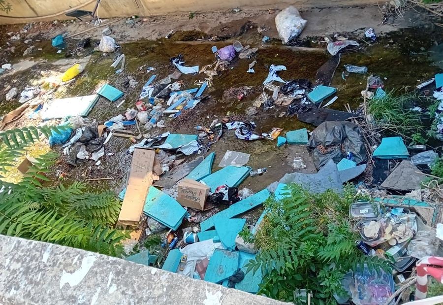 النفايات تغرق سوق مدينة حيوية... وسيناريو سيّئ ينتظره مع وصول العاصفة!