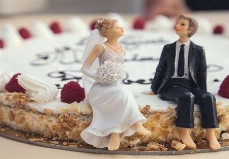 بالصور: عمرها 100 عام.. مسنة تتزوج من ثالث فرسان أحلامها! 