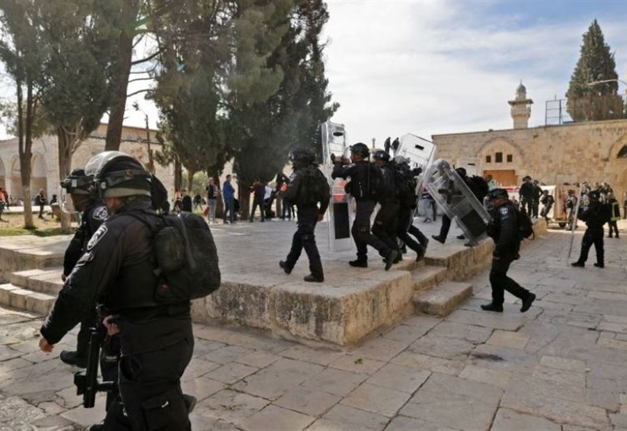 "رصاص وقنابل الصوت"... تجدّد التصعيد في المسجد الأقصى!