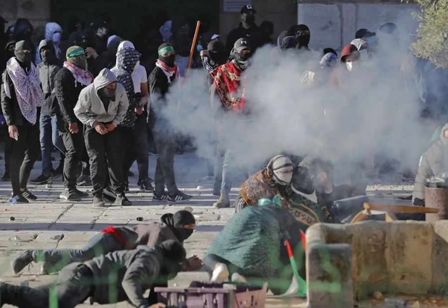 صدامات في باحة المسجد الأقصى... وجرحى بالعشرات