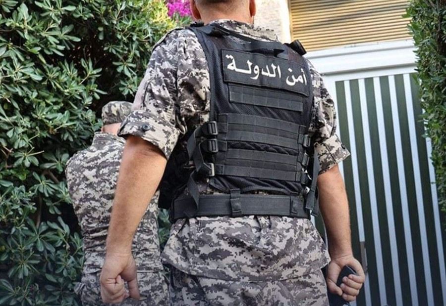 ضابطٌ من أمن الدولة يجري تحقيقًا في العراق