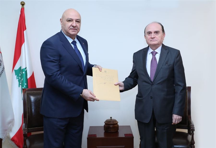 بالصورة: الرئيس عون يسلّم تصريح الذمة المالية بالصورة: الرئيس عون يسلّم تصريح الذمة المالية