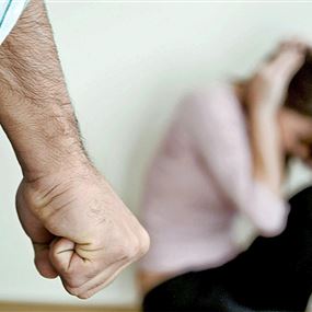 بسبب خلافات عائلية... ضربها زوجها وسحب أحد أظافرها