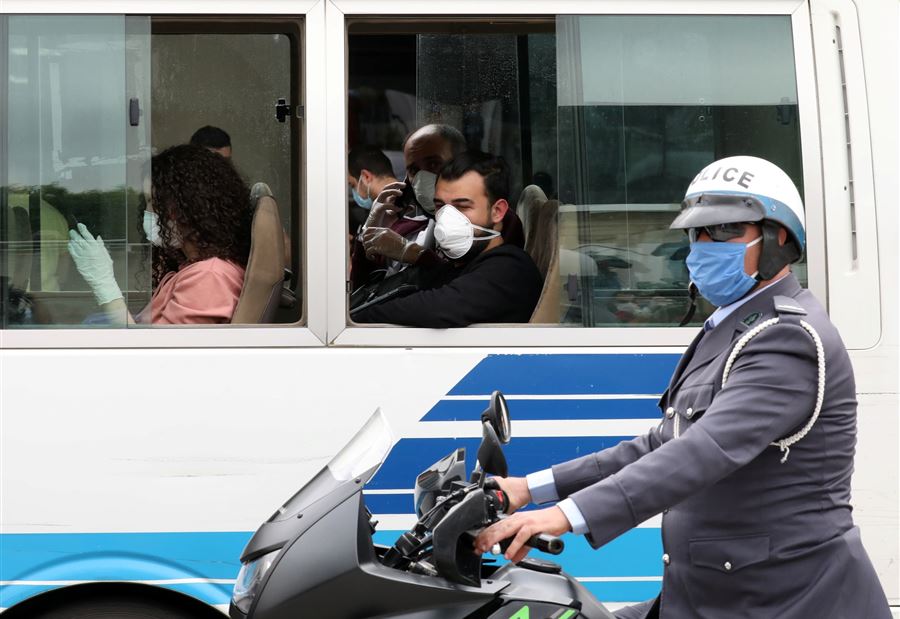 "خطر كورونا يقترب من السائقين والمواطنين"! "خطر كورونا يقترب من السائقين والمواطنين"!