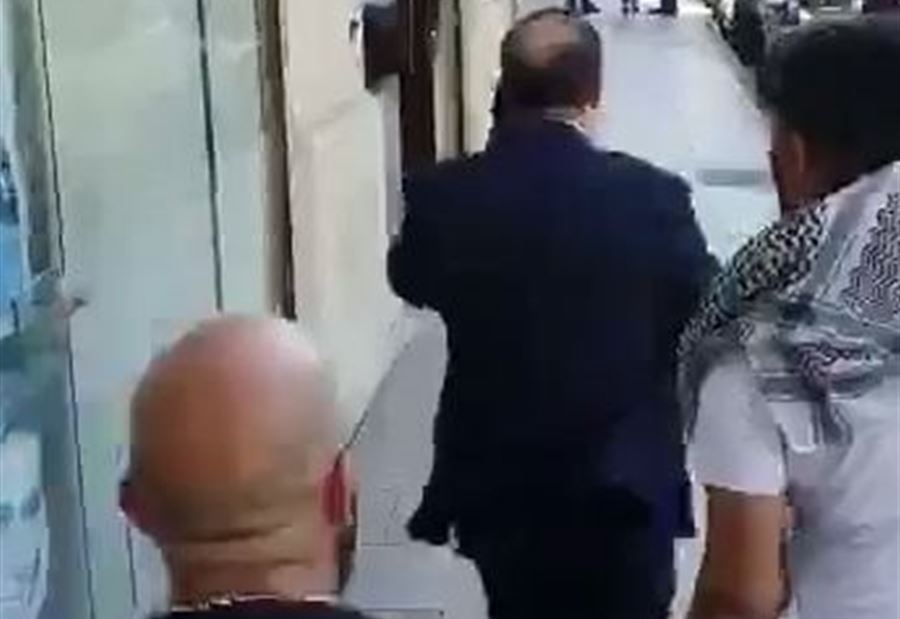 بالفيديو: رجلٌ يتعرَّض لمضايقاتٍ من المتظاهرين... من هو؟