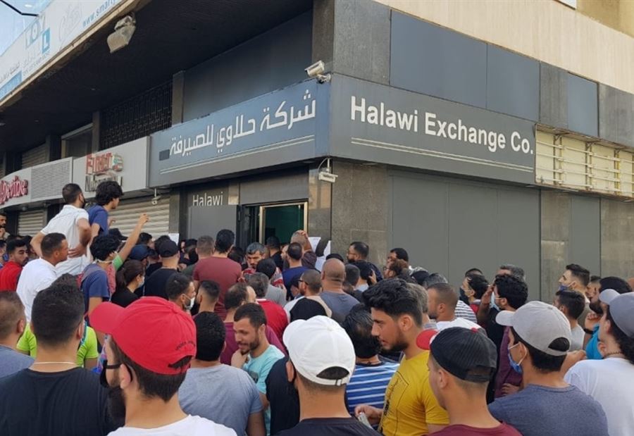 تدافعٌ أمام محال الصيرفة