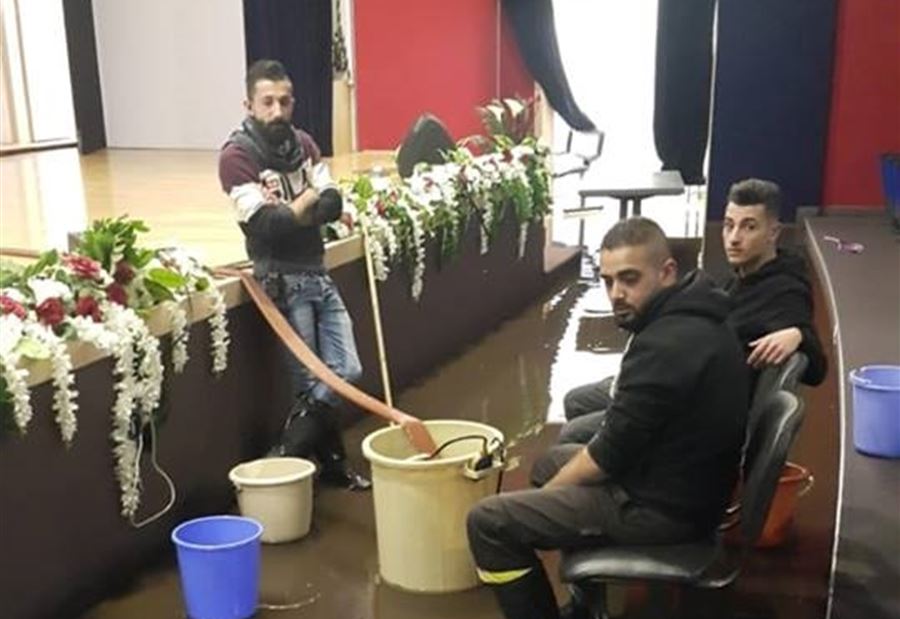 سحب مياه السيول من مدرسة
