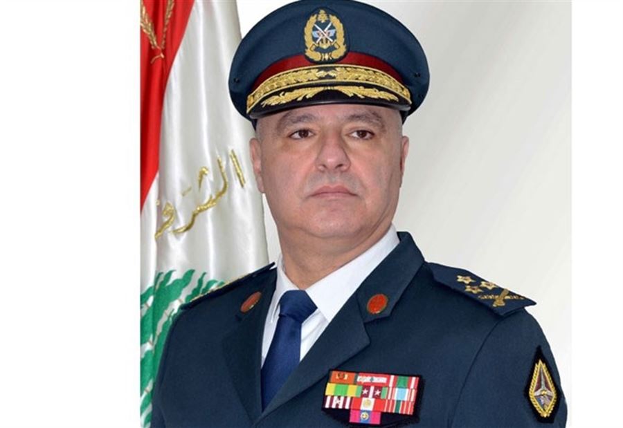 وسام من الدرجة الممتازة الى قائد الجيش 