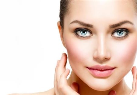 فوائد زيت الورد للبشرة والشعر