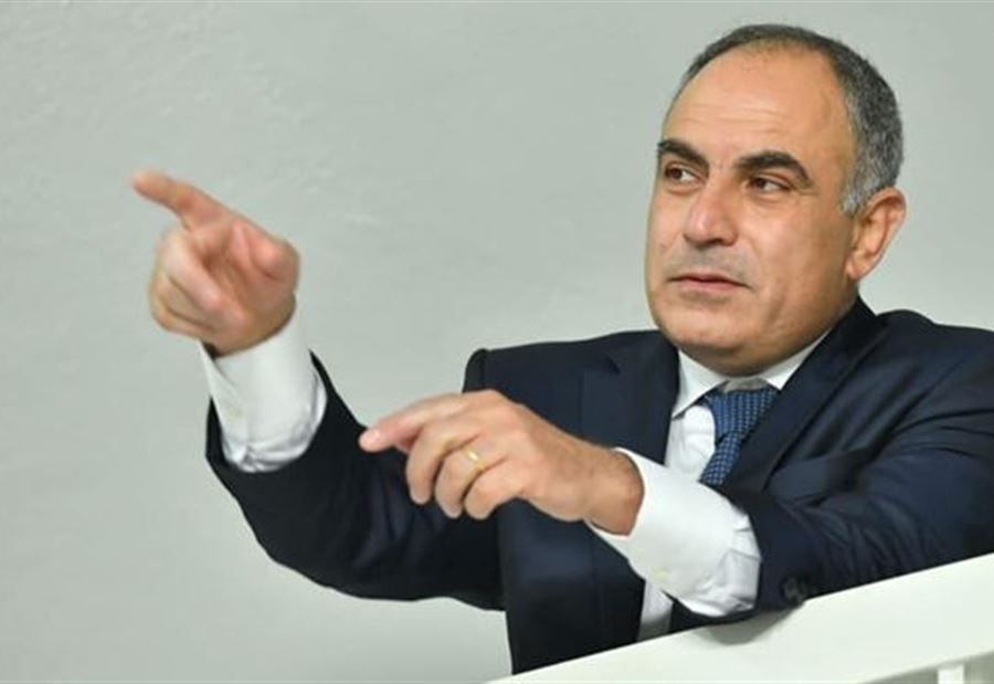 أسود: من يعتقد ذلك إما غبي أو عبدٌ مأمور!