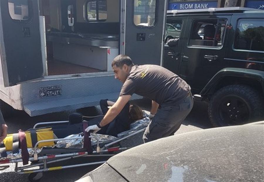 بالصور: جريحة اثر حادث صدم في سن الفيل