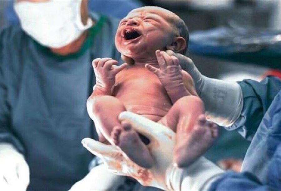 طبيبٌ لبناني يحقّق حلم عاقر بفرنسا!