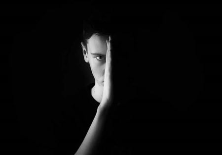 علامات بسيطة تفضح الكذابين.. كيف تكشفهم للأبد؟