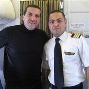 من هو قائد الطائرة المنكوبة وماذا قال عمرو خالد عنه؟