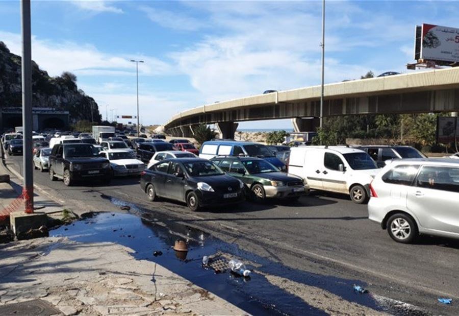 بالصور: تسرب مادة الزيت على اوتوستراد نهر الكلب