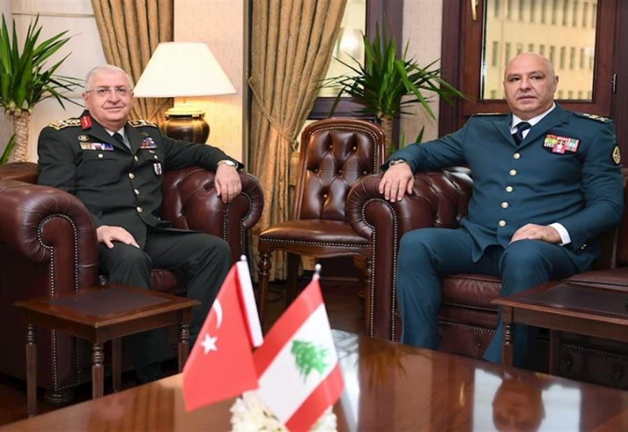 الشؤون العسكرية بين قائد الجيش ونظيره التركي (صور)