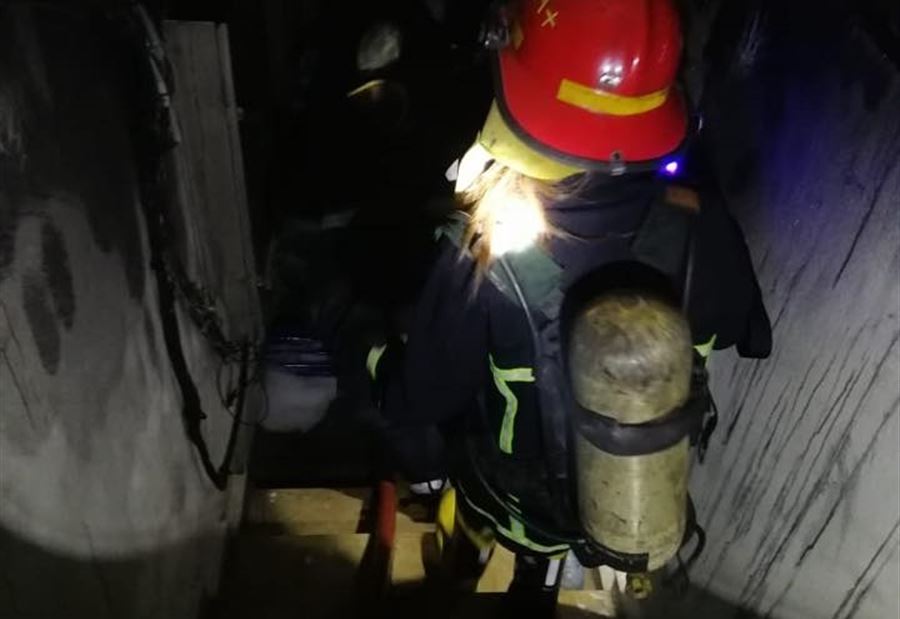 بالصور: حريق في غرفة كهرباء داخل مبنى.. وإخلاء سكانه