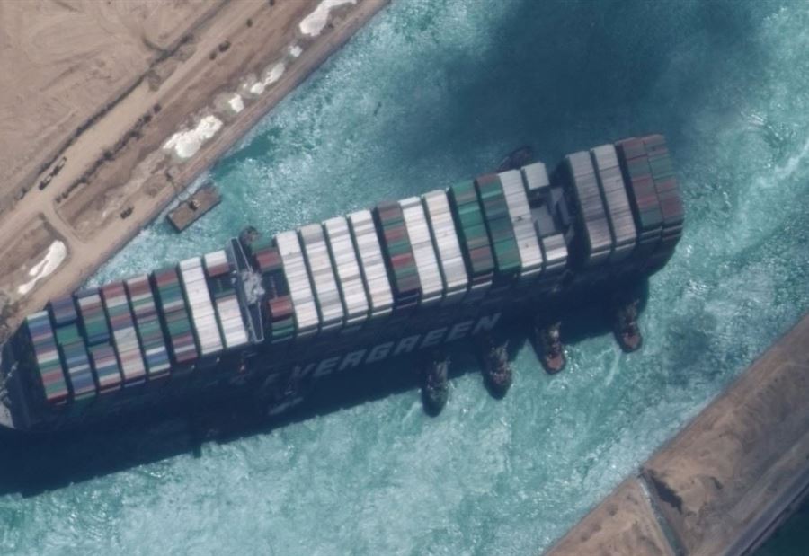 ناقلة نفط تجنح في قناة السويس وتعطل الملاحة!