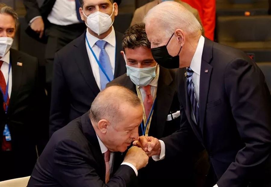 أردوغان يقبّل يد بايدن!