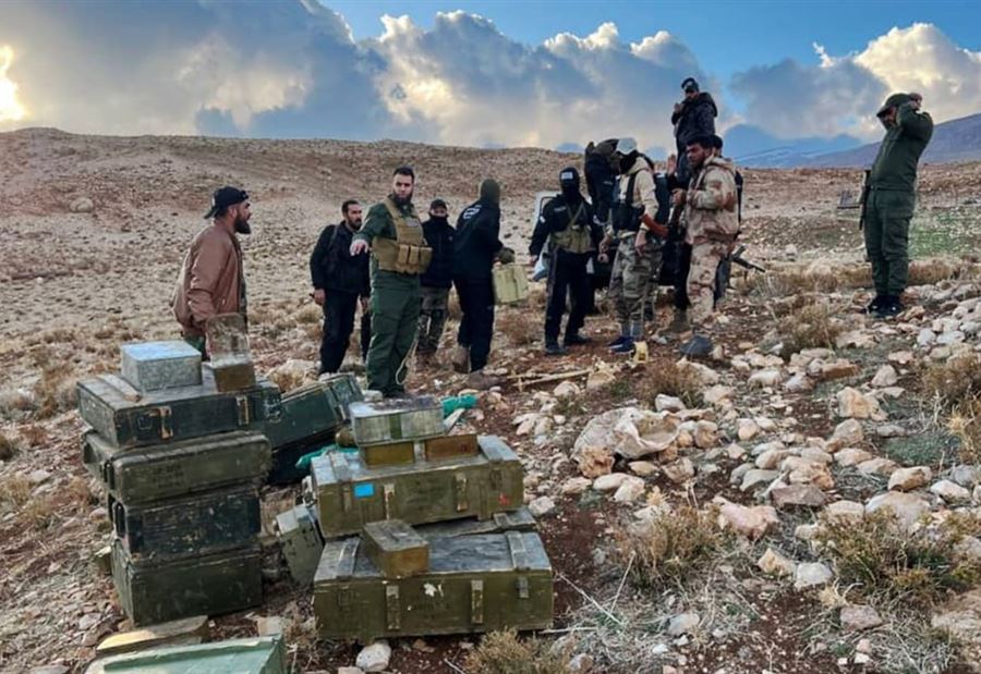 في ريف دمشق...الأمن العام يصادر مستودع أسلحة ضخم (فيديو وصور) في ريف دمشق...الأمن العام يصادر مستودع أسلحة ضخم (فيديو وصور)