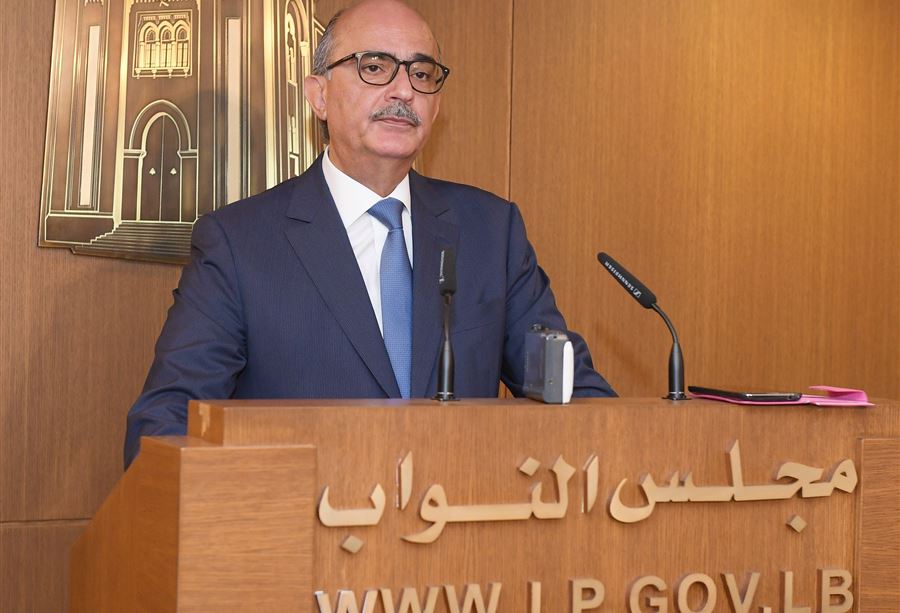 نجم يطالب باقفال فوري للبلد: الا تخجلون؟