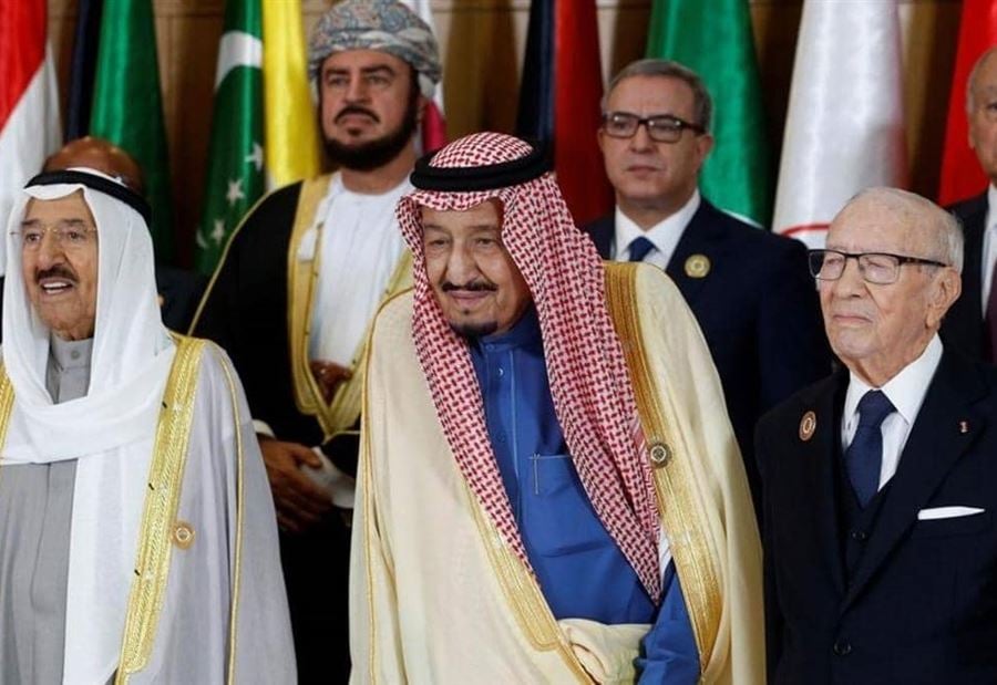 العاهل السعودي يفتتح "قمة تونس" بالجولان وفلسطين