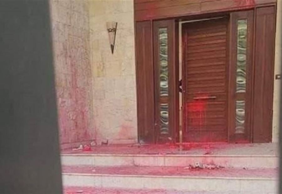 "كسر سياج وإلقاء متفجرات"... اعتداء على السفارة الأذرية في لبنان! (فيديو)