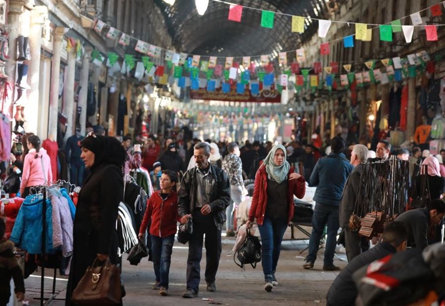 "الراتب لا يطعم خبزًا".. الانهيار المالي في لبنان أثّر على الليرة السورية!
