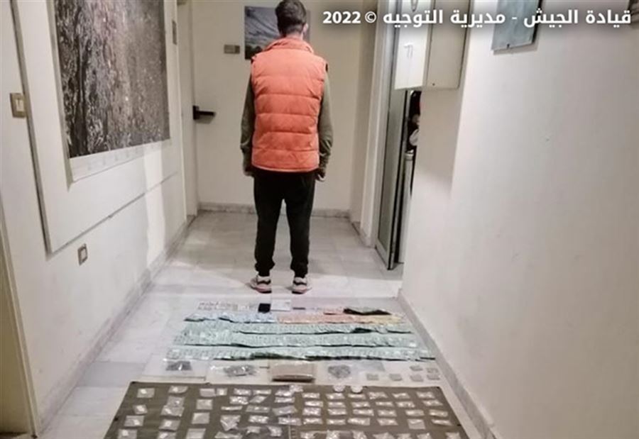توقيف شخصين يروجان المخدرات في منطقة صحراء الشويفات
