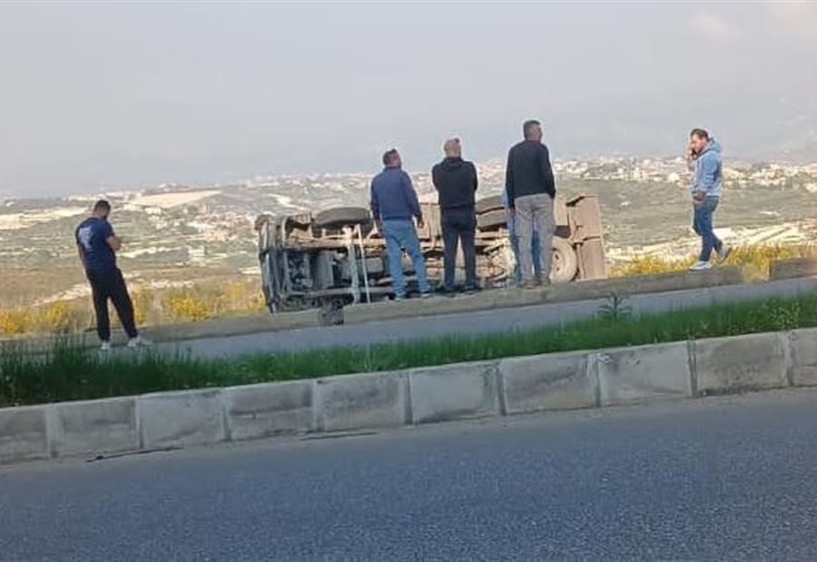 بالصور: إنقلاب شاحنة في الجنوب!