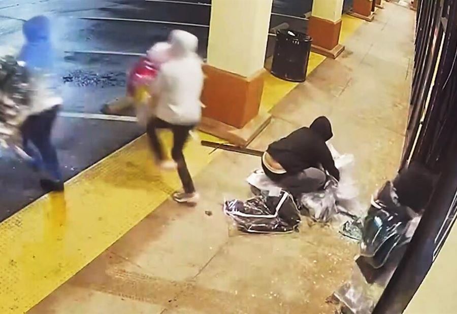 آلاف الدولارات... سرقة متجر في كاليفورنيا بعد اقتحامه بسيّارة (فيديو)