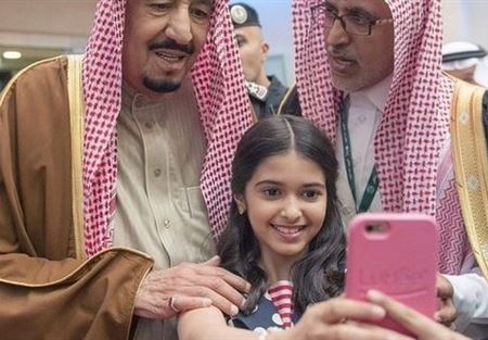 طفلة سعودية "تسرق" لنفسها صورة "سلفي" مع الملك
