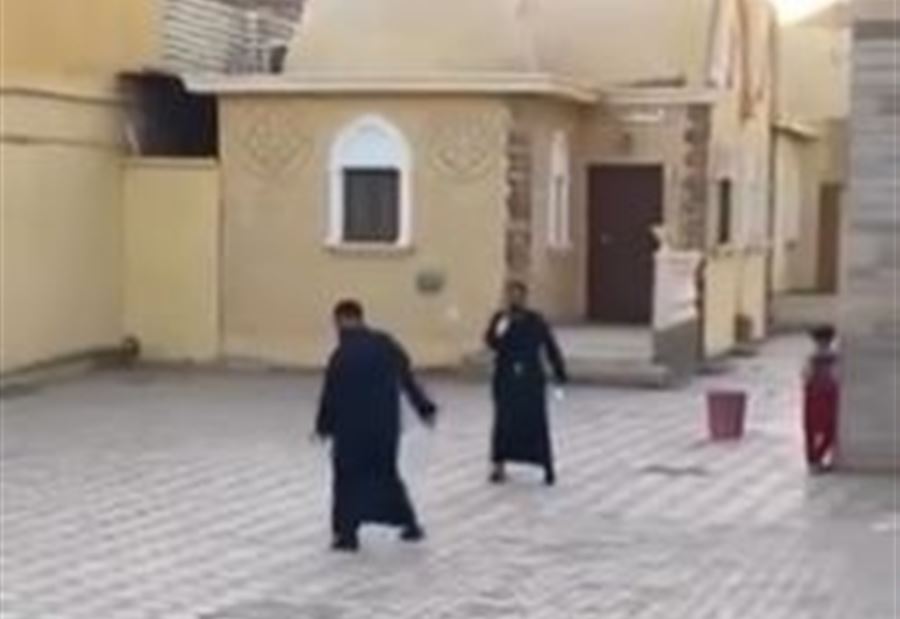 مشهد "لافت"... رجال دين يمارسون كرة القدم في مصر! (فيديو) مشهد "لافت"... رجال دين يمارسون كرة القدم في مصر! (فيديو)