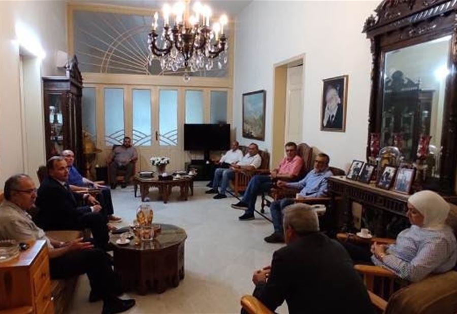 "لمقاربة موضوع النفايات بشكل جماعي"... لقاءٌ للبزري!