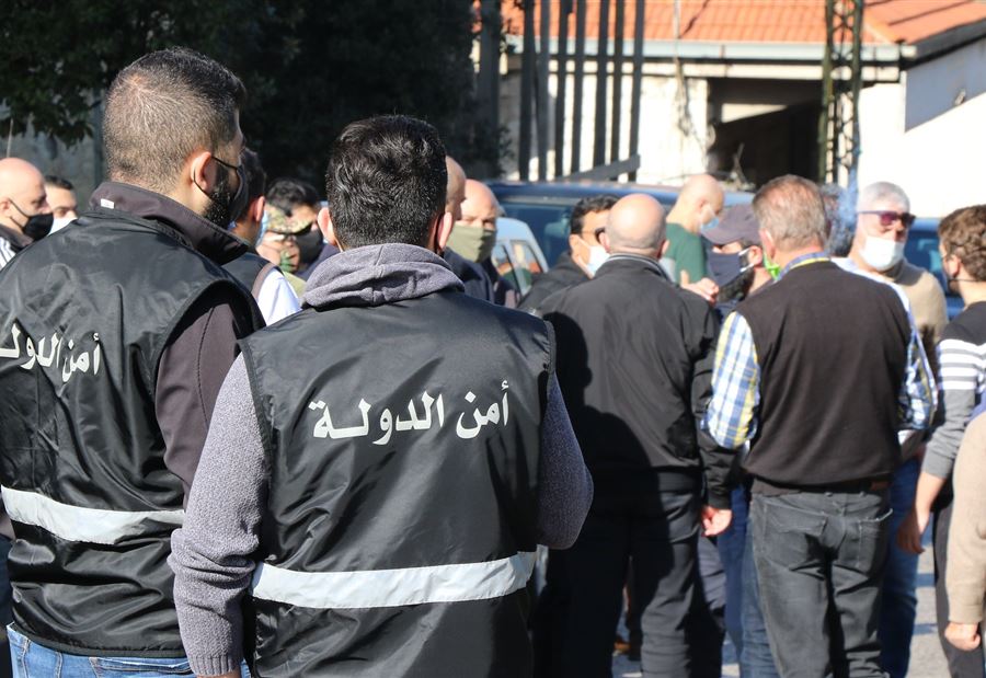 ختم صالون للحلاقة بالشمع الاحمر في البترون