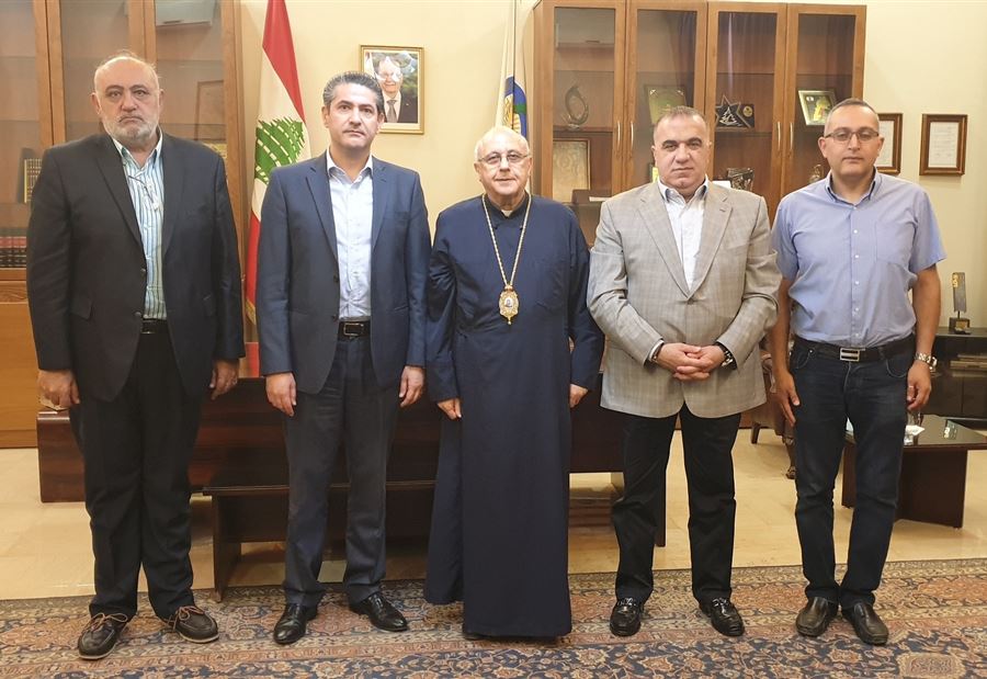 "الأوضاع الأمنية" بين المطران درويش محافظ البقاع