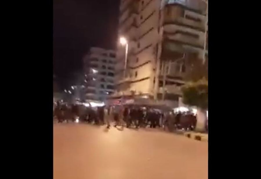 بالفيديو: تظاهرة أمام منزل وزير