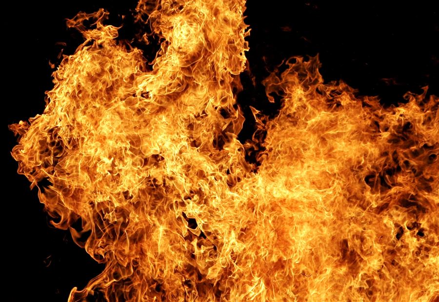 مجهولون يحرقون اكوام من النفايات في الضنية  مجهولون يحرقون اكوام من النفايات في الضنية