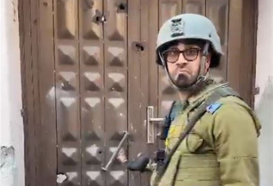 من جديد... جندي إسرائيلي "يسخر" من دمار غزة!