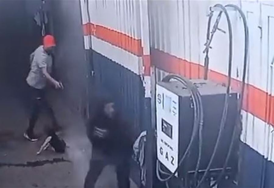 مشهد "صادم" في طرابلس... أطلق النار على زوجته أمام أعين طفلهما!