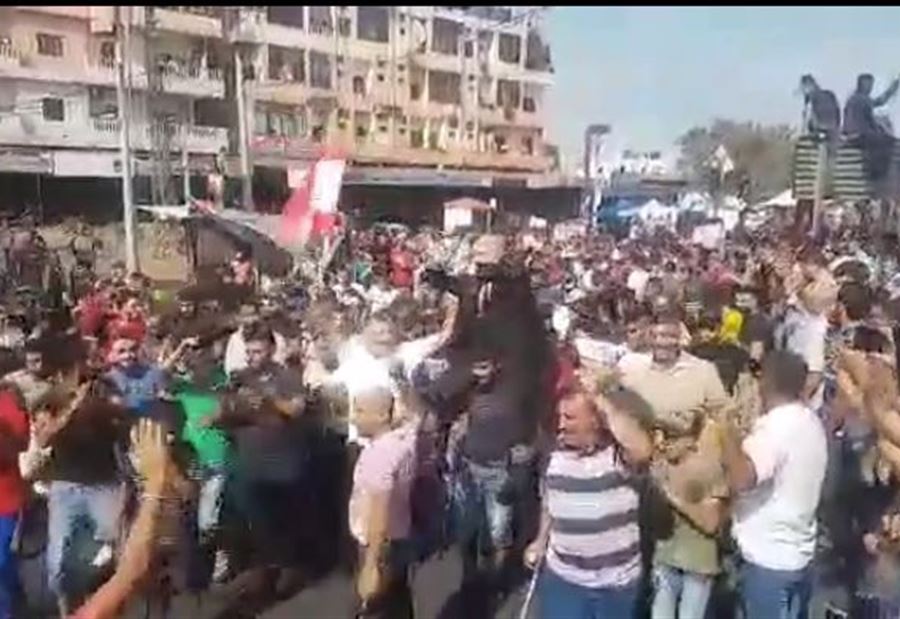 بالفيديو: متظاهرون يحملون "عريس الثورة" على الأكتاف
