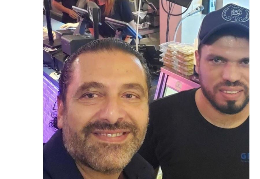 بالصورة: الحريري يقصد الشاورما اللبنانية في واشنطن.. و"سيلفي" 